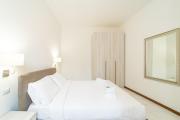 Como city Flat with AC and WIFI