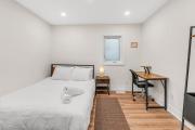 Cozy 2BR Home with Workspace Toronto Retreat