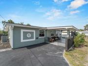 Relaxing modest bungalow- Mins to Beach - Pool - Yard