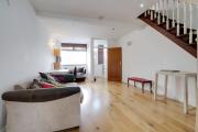 Spacious 2-Bedroom House - 5 Mins from Stratford Station - Sleeps 6 -