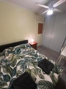 Peaceful Queen Room in Cozy Garden House - KV4