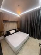 Séjour haut de gamme lit king TV cinéma 65