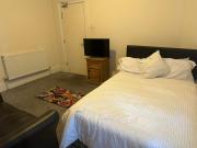 Smethwick Birmingham Cosy Spacious Bedroom - Free WiFi & Parking