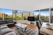 River Thames View Chelsea Flat - 3 Bed 2 Bath in Prime London Location - Sleeps up to 6 Guests