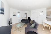 Central Tadworth Terrace Flat - Split- level 2BDR Central Tadworth Terrace Flat - Split- level 2BDR