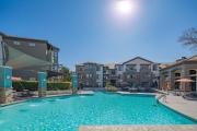 Elegant 1BD King Bed, Pool, Hot Tub, Gym, Parking
