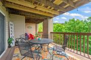 Family and Pet friendly ground level Condo, 4 mins to Silver Dollar City, Amazing Ozark Mountain Views