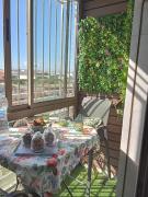 chambre moderne avec une terasse et salle de bain privative