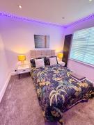 1 bed modern apartment walking distance from shopping mall