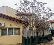 House with a garden in Pipera