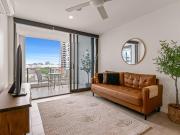 Stylish Apartment with Rooftop BBQ & Spa Access