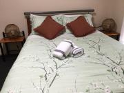 5 bd 2 bath stylish retreat close to beach and wineries in Christie Downs