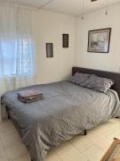 Kid-Friendly Walk to Playground 2-bedroom house in Gulf Breeze with WiFi and AC