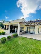 Casa de Campo Moderna e diversas opções de lazer