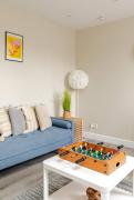 Central 2 Bedroom with Free Parking & Foosball Table