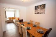 Cozy 3-Bedroom Home in Luton Cozy 3-Bedroom Home in Luton