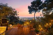 The SeaBarn Retreat | Hot Tub & Panoramic Views