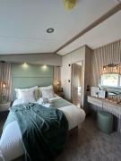 Ally Up - Lodge with Hot Tub