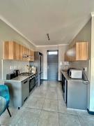 Stylish Waterfall Apartment -Braai ,Fast WiFi, Pool