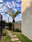 Casa arejada e iluminada, cozinha completa