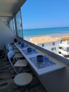 Aux Mouettes les pieds dans leau accès direct à la place 5 personnes