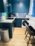 EVELYN - KENILWORTH STUDIO FLAT 30m2 - PRIVATE PARKING