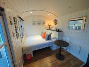 Luxury Countryside Shepherds Hut with Hot Tub