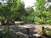 Cabaña nido de amor escondida en la naturaleza