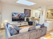 2-Bedroom flat with private patio & firepit in Shepherds Bush near Hammersmith