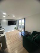 Modern 1-Bed Flat with Balcony