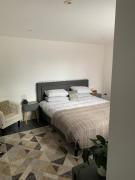 Glastonbury town centre modern apartment