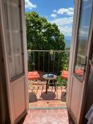 Au coeur du village avec petit balcon plein sud