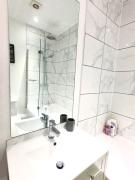 Spacious Southampton City Apartment with Courtyard