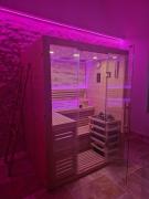 Laudacieuse-Jacuzzi et sauna , miroir suspendu