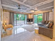 Stunner 2 min walk to beach