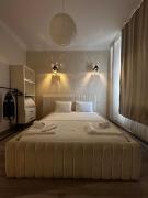 TAKSİM WHİTE SUİT