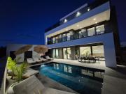 Luxury Villa Vesper- Private Pool, Hot Tub, Rooftop terrace, Gym