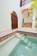 Riad Solila, Fabuleux riad avec 4 Suites, Piscine Chauffée et Rooftop - 5 min de Jamaa El Fna