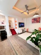 Champs-Élysées, Avenue Montaigne