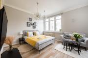 Green Courtyard Studio in Pre-War Tenement House 1 km to Central Station