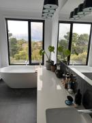 Fairhills Sundrenched Living