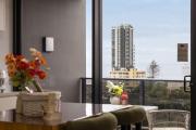 Ruby Tower 1BR Luxury walk to Beach & Cavill Ave