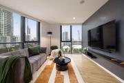 Ruby Tower 1BR Luxury walk to Beach & Cavill Ave