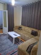 شقة فندقية مكيفة بالمعمورة الشاطئ غرفتين و ريسيبشن جاردن بمكان مميز فى وسط المعمورة امام البحر بكارنيهات للشواطئ الخاصة