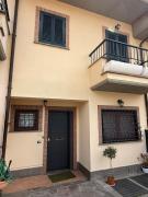 Casetta Romana Ampia Casa Vacanze con Giardino & Parcheggio Tranquilla Zona Borghesiana Metro C