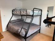 Modern, sleeps 6, rural market town, Llani