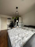 Enjoy Modern Room With Balcony in a share flat and Explore London