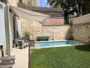 Maison en centre ville avec jardin et piscine