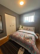 Cozy Stay, Self Check-In with Parking available upon request