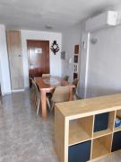 Appartement tout confort terrasse 21 m2 pleins sud wifi proche port aventura centre et plage 2 chambres 2 SDB piscine